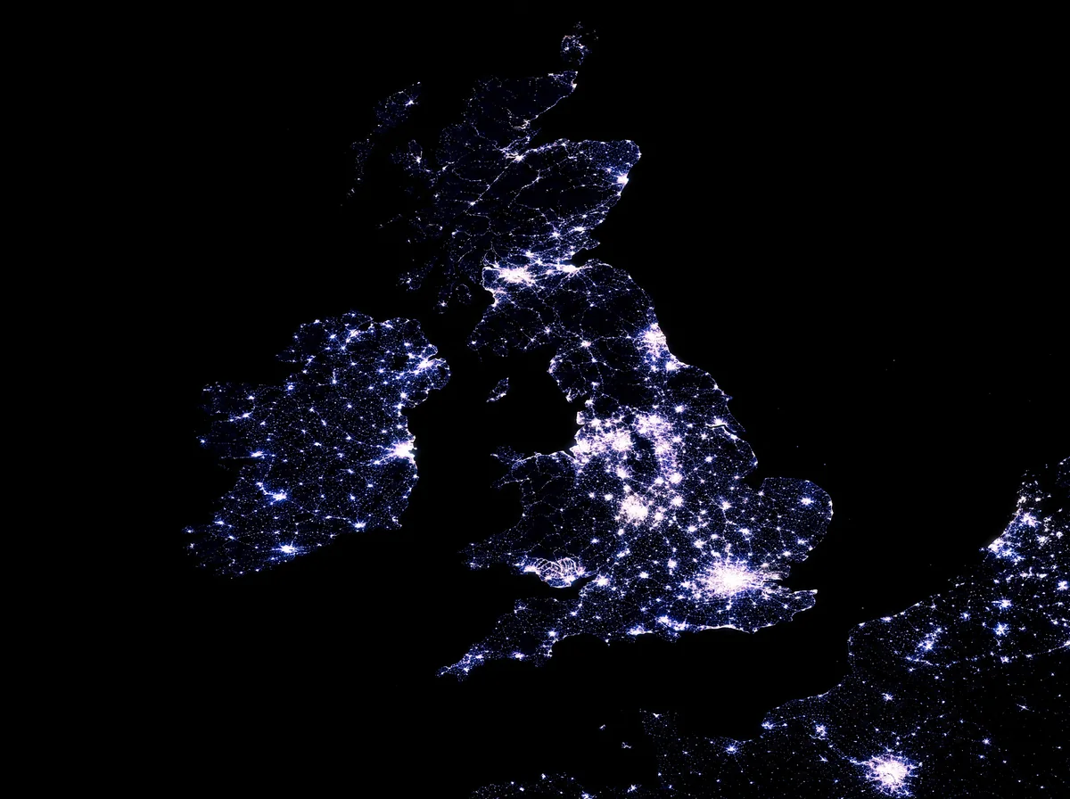 Les îles Britanniques de nuit, vues depuis l'orbite, le territoire entièrement dessiné par les lumières des villes